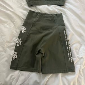 Only worn twice in new condition and comfy for the gym